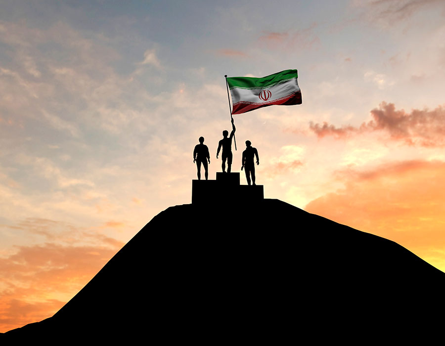 عکس اهتزاز پرچم ایران بر فراز قله